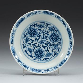 A set of blue and white lotus dishes, Qing dynasty, 19th century with Tongzhis six character mark in underglaze blue.