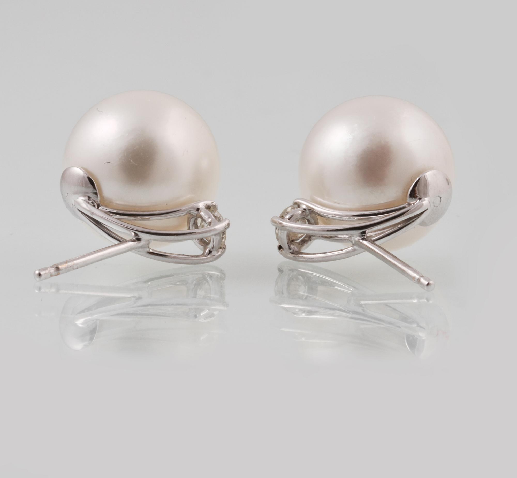 ÖRHÄNGEN, 18K vitguld med briljantslipade diamanter ca 0.39 ct samt odlade South Seapärlor. Vikt 10,1 gram.