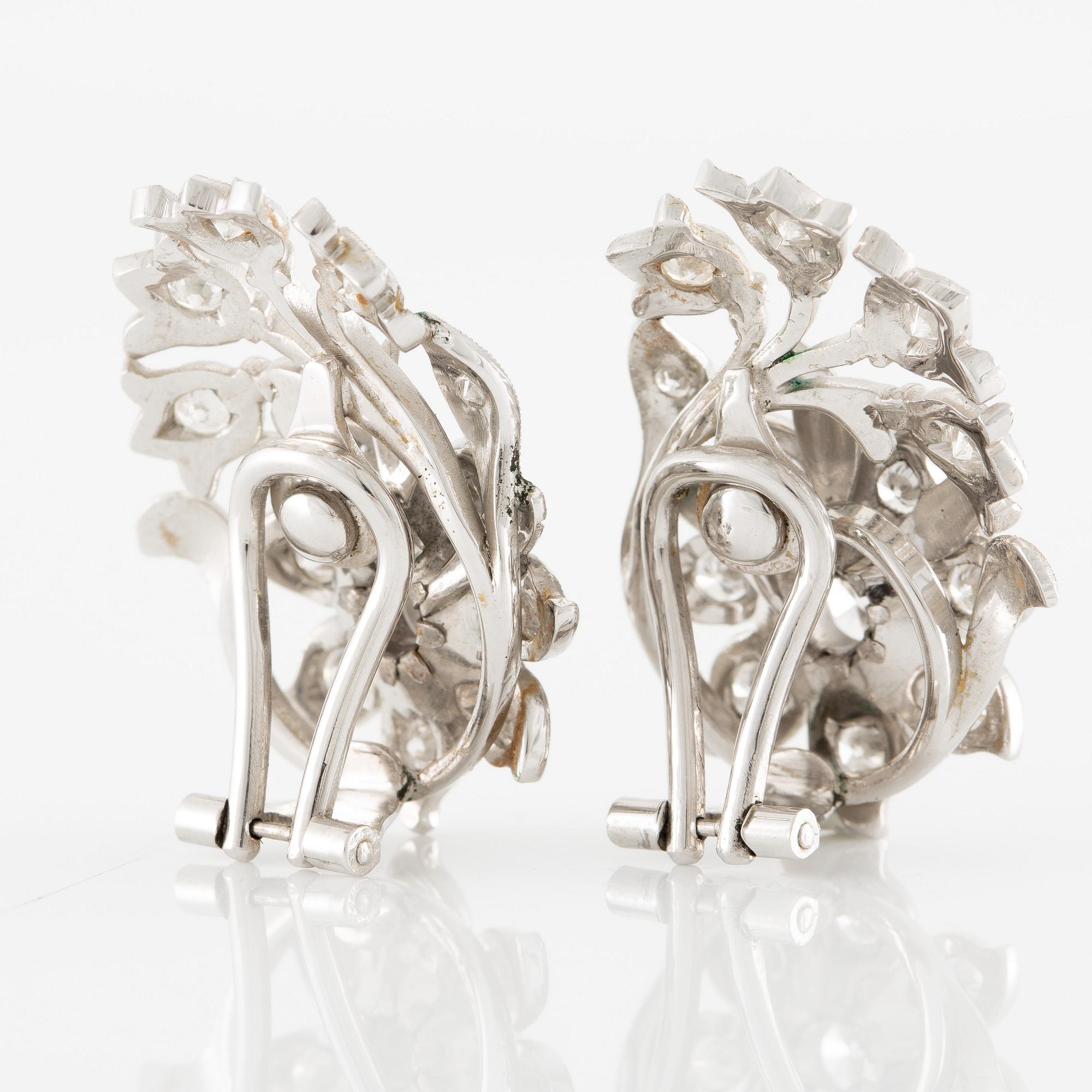 A pair of earrings in 18K gold set with round brilliant-cut diamonds.