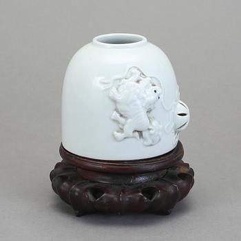 PENSELBAD, blanc de chine. Kina, 1900-tal med sigillmärke.