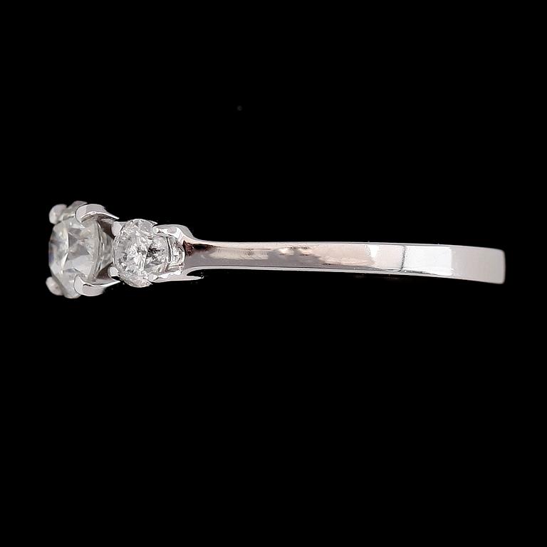 RING, 14K vitguld, diamanter tot ca 0.88 ct.