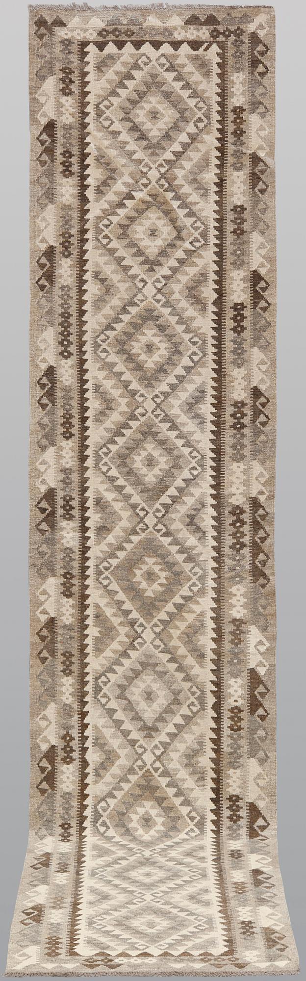A Kilim runner, approx. 398 x 85 cm.