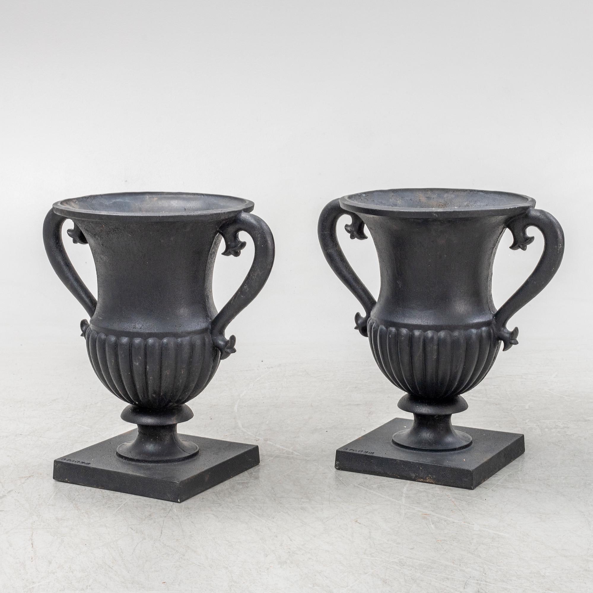 Urnor, ett par, "Prakturnan", Byarums Bruk, 2000-tal.