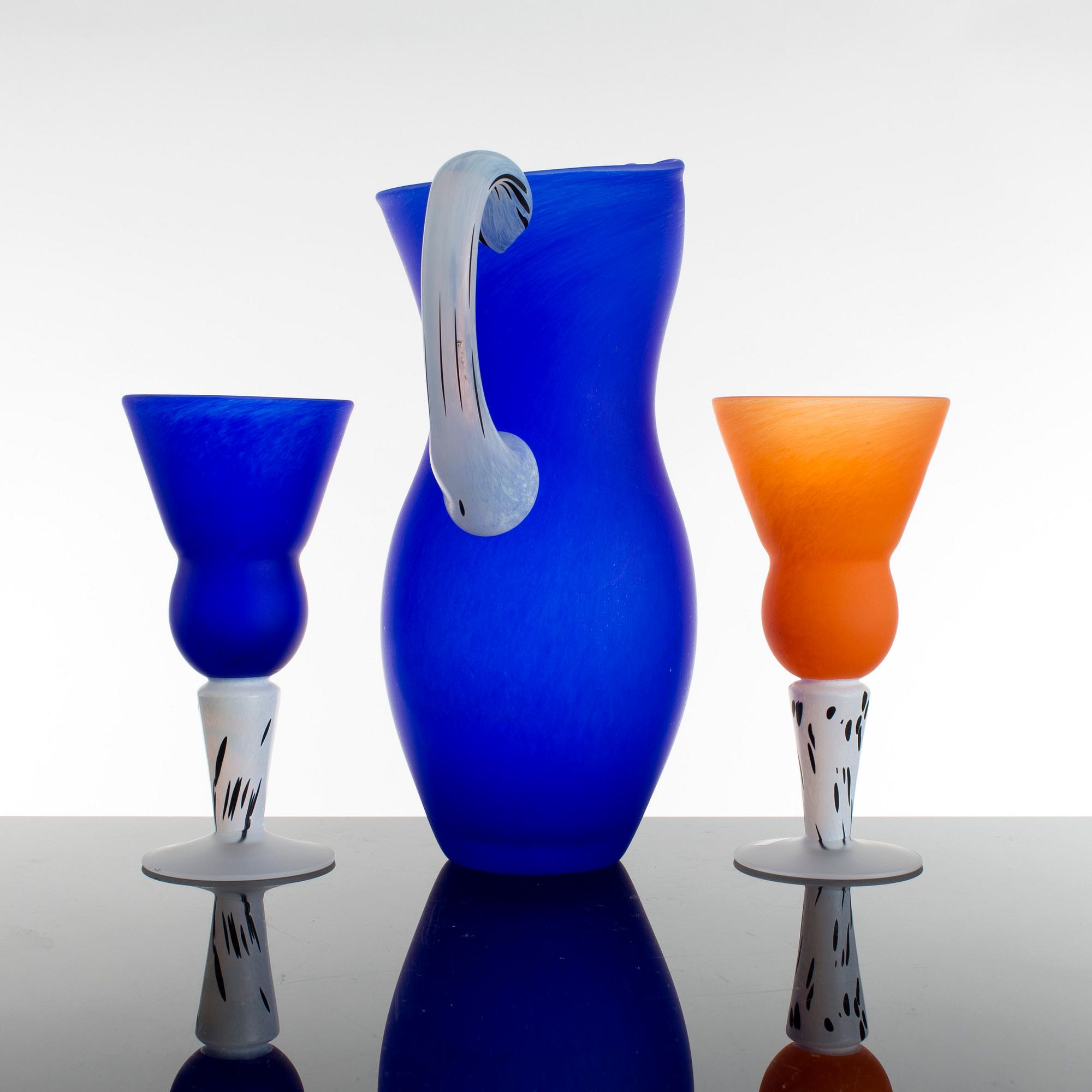 GUNNEL SAHLIN, a pitcher and twelve glasses from Kosta Boda. Signed.
