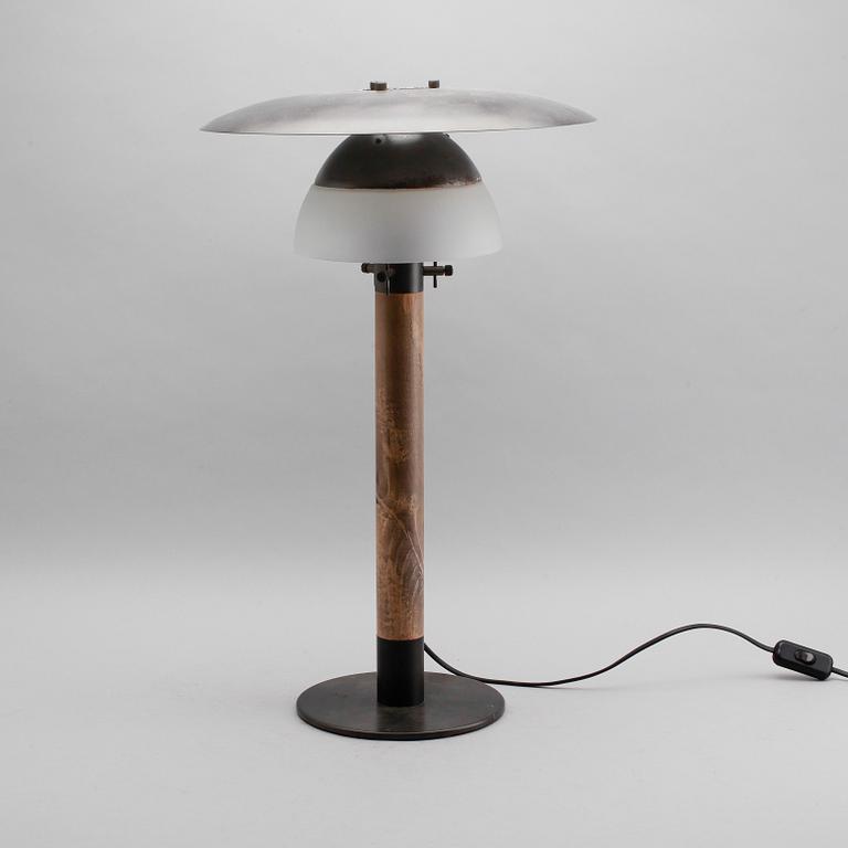 BORDSLAMPA, lackerad metall och trä, Atelje Lyktan, 1900-talets andra hälft.