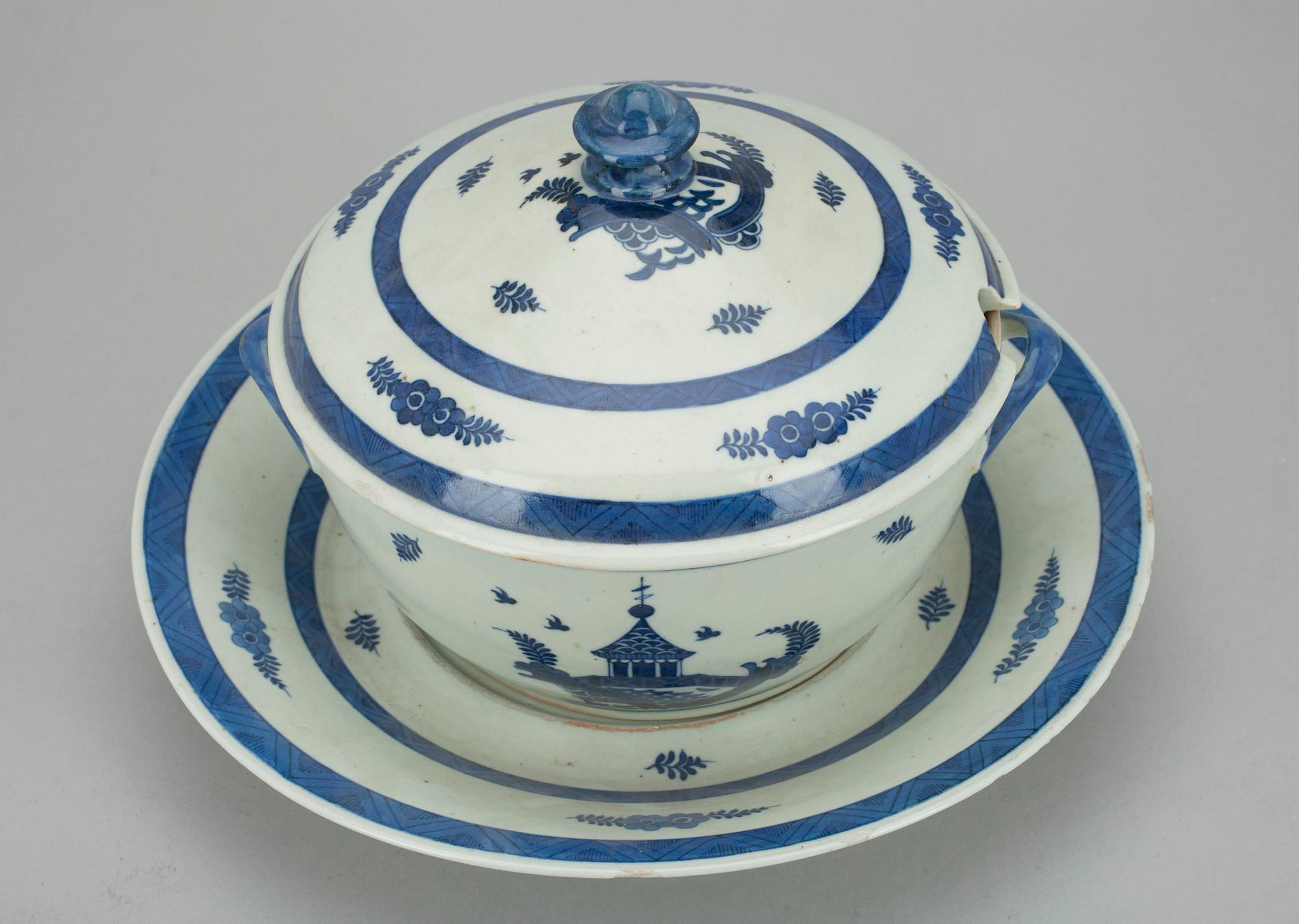 TERRIN med FAT, porslin, Kina, 1800-talets början.