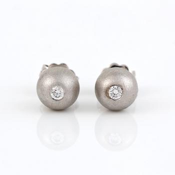 ÖRHÄNGEN, ett par mattslipade 18K vitguldsbollar, diameter 7.1mm på stift med en diamant i varje totalt ca 0.1ct.
