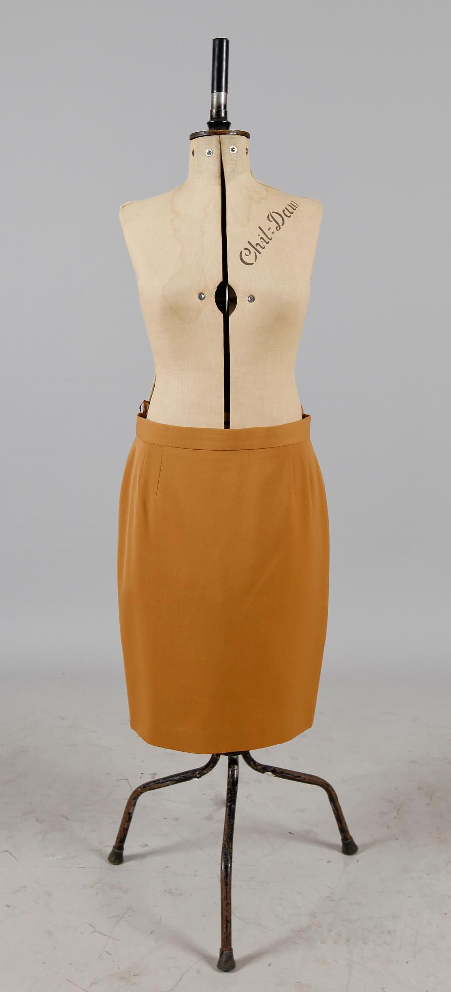 KJOLAR, 3 st, Escada by Margaretha Ley.