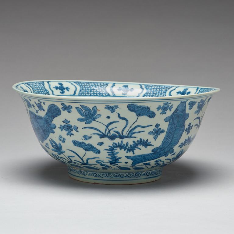 A large blue and white bowl, Ming dynasty (1368-1644).