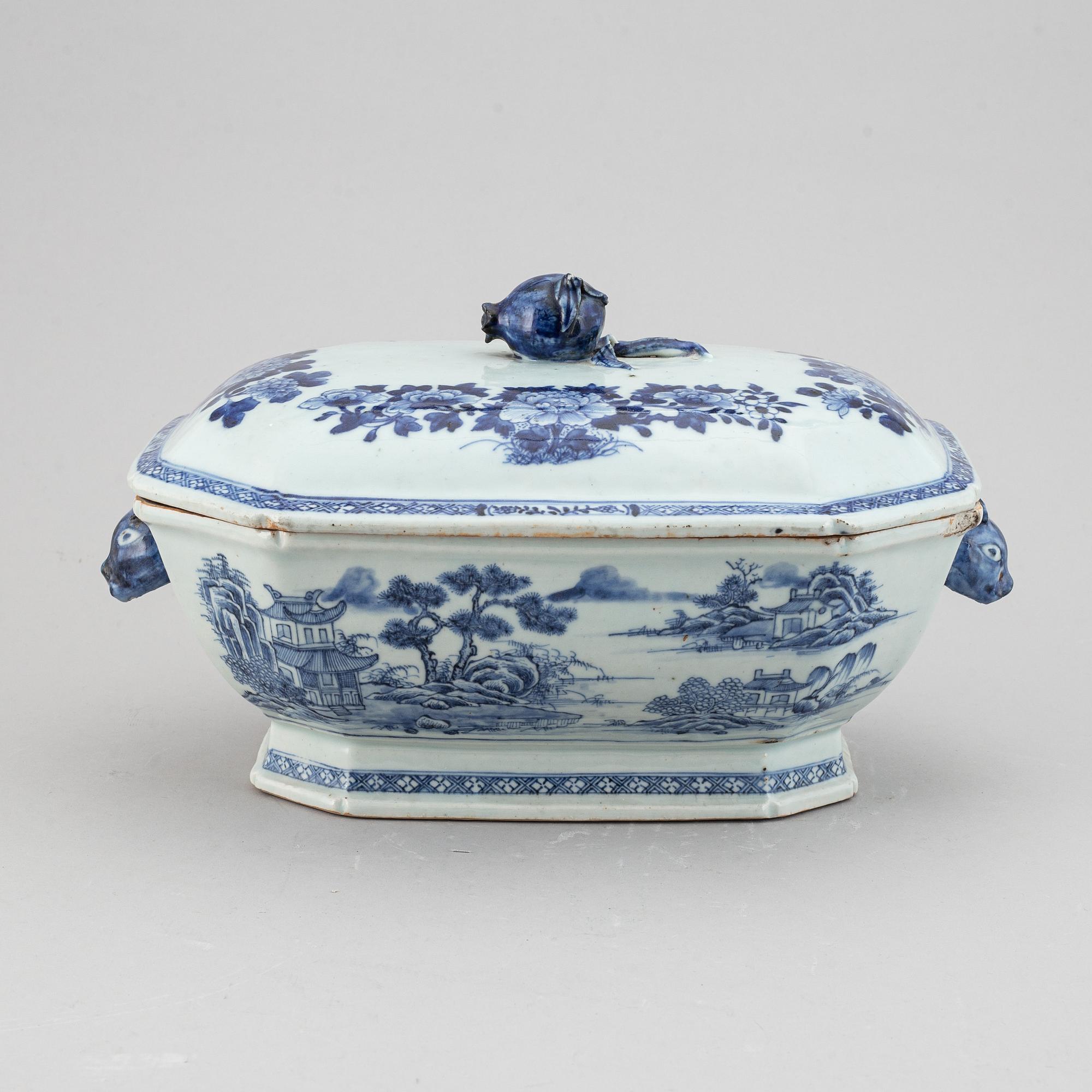 A blue and white tureen with cover, Qing dynasty, Qianlong (1736-95).