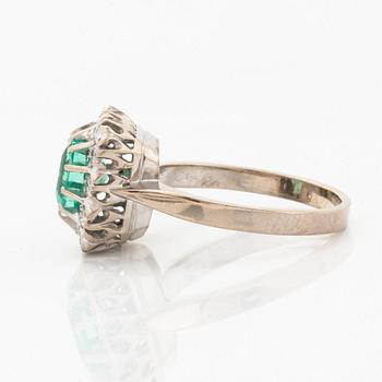 Ring 18K vitguld med en fasettslipad smaragd.
