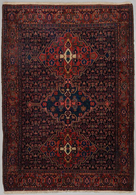 MATTA, semiantik /old Senneh, ca 193,5 x 135,5-140 cm (samt en kortsida med 2 cm slätväv).