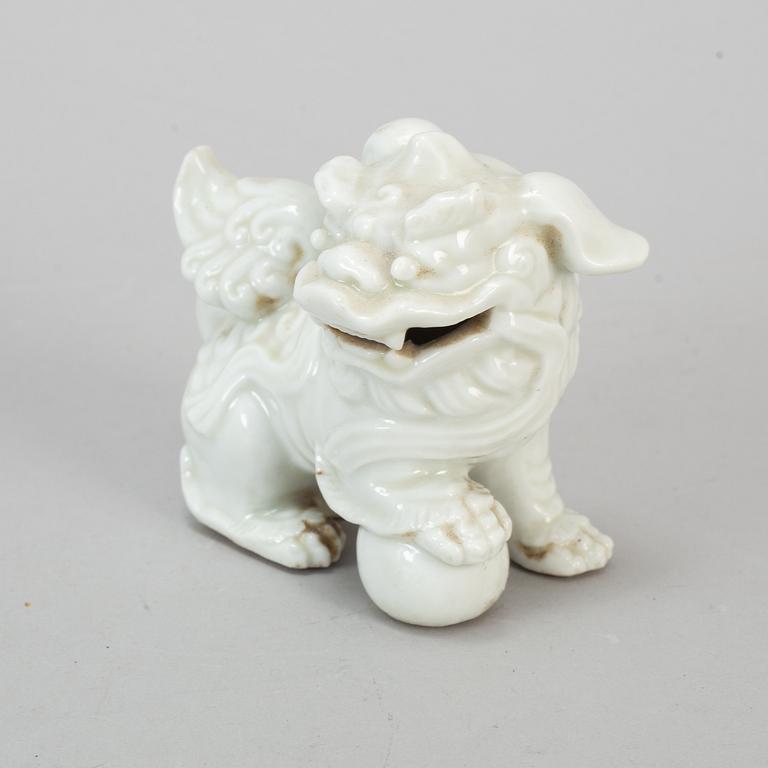 A Chinese blanc de chine figurine of a buddhist lion, 20th century.