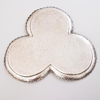 BRICKA med TEKANNA och SOCKERSKÅL, silver, finska kontrollstämplar Harry Bergman, Helsingfors 1964.