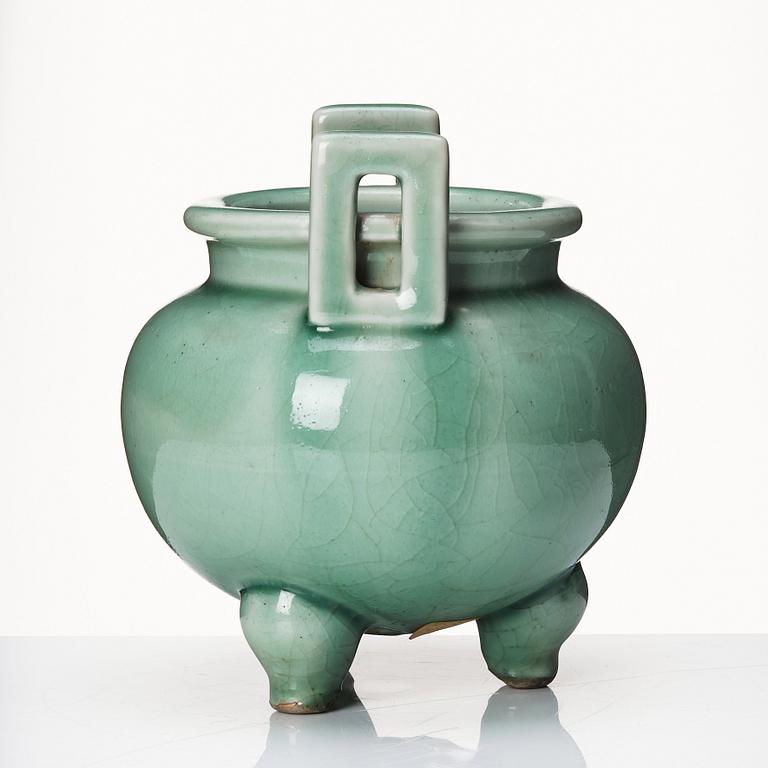 Rökelsekar, tripod, celadon. Qingdynastin (1644-1912).