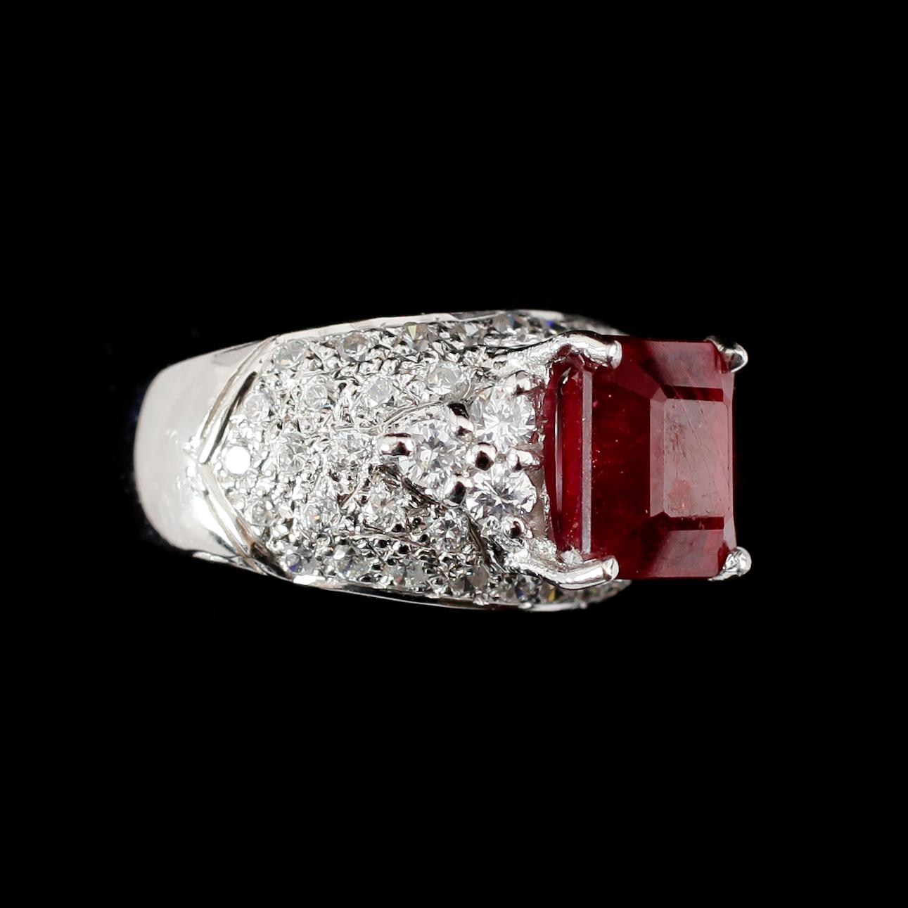 RING, silver, rubin ca 5,15 ct, vita safirer, vita zirkoner.
