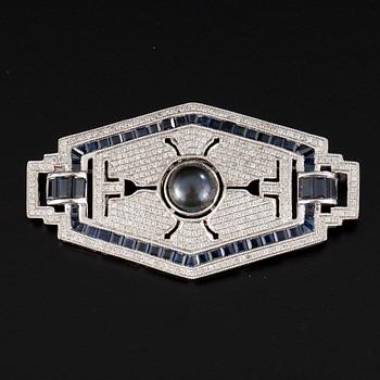 BROSCH, 18K vitguld, ca 300 diamanter totalt ca 1.5 ct H/P. Safirer, pärla. Art Déco-stil. Vikt 13,1 g.