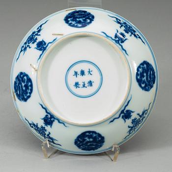 SKÅLFAT, porslin. Yongzhengs märke, Qingdynastin (1644-1912).