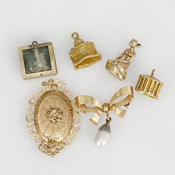 BERLOCKER OCH HÄNGEN, 6 delar, 9k, 18k och 14k guld. Vikt (18k) 17,9g, (14k) 6,5g.