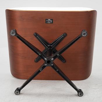 Charles & Ray Eames, fåtölj med fotpall, "Lounge Chair", Vitra, 2008.