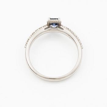 Ring 14K white gold with sapphire and brilliant-cut diamonds.