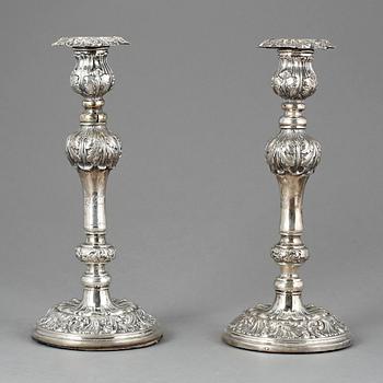 LJUSSTAKAR, ett par, silver, senempire/nyrokoko, ostämplade, 1840-tal.