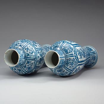 A pair of blue and white vases, Qing dynasty, Kangxi (1662-1722).