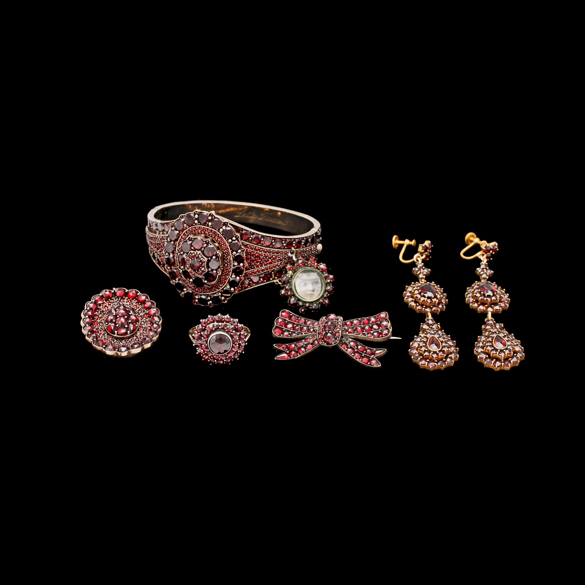 PARTI SMYCKEN, 6 delar, granater, sent 1800-tal-1900-talets mitt.
