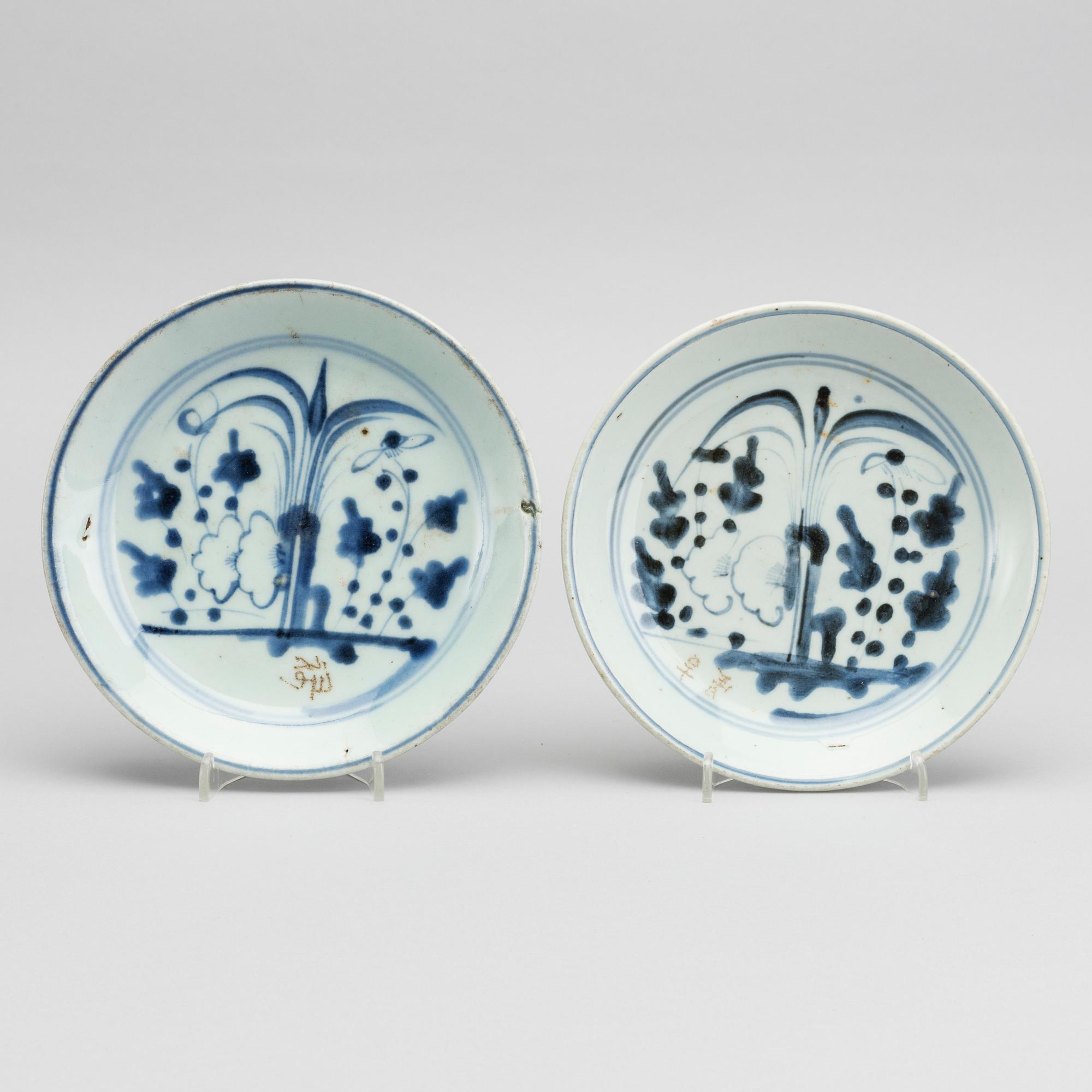 A pair of Chinese porcelain plates 17th century.