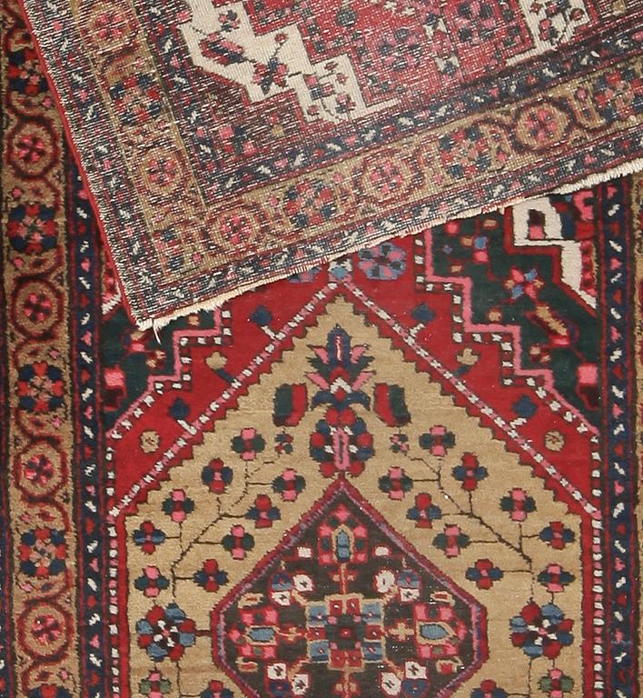 MATTA, Hamadan, ca 85 x 225 cm.