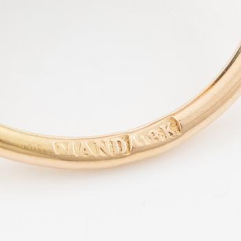 Ring, Mandelstam, 18K guld med cabochonslipad blå turmalin, apatiter och briljantslipade diamanter.