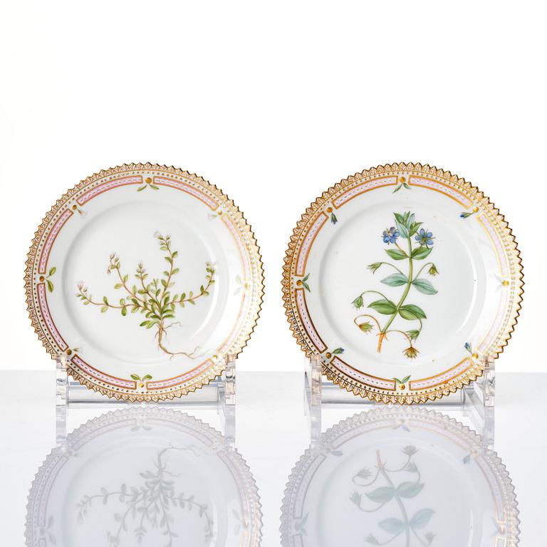 Kaffekoppar, med fat, tre stycken samt fem assietter, porslin. Royal Copenhagen, 'Flora Danica', Danmark, 1900-tal.