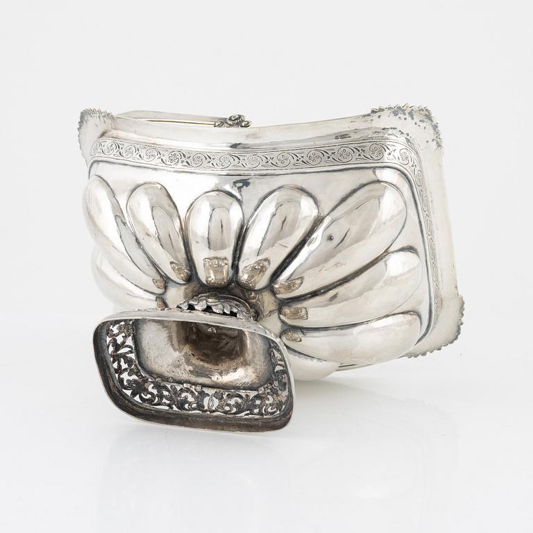 A Russian Parcel Gilt Silver Bread Basket, assayer Nikolai Lukitsch Dubrowin, Moscow 1824.