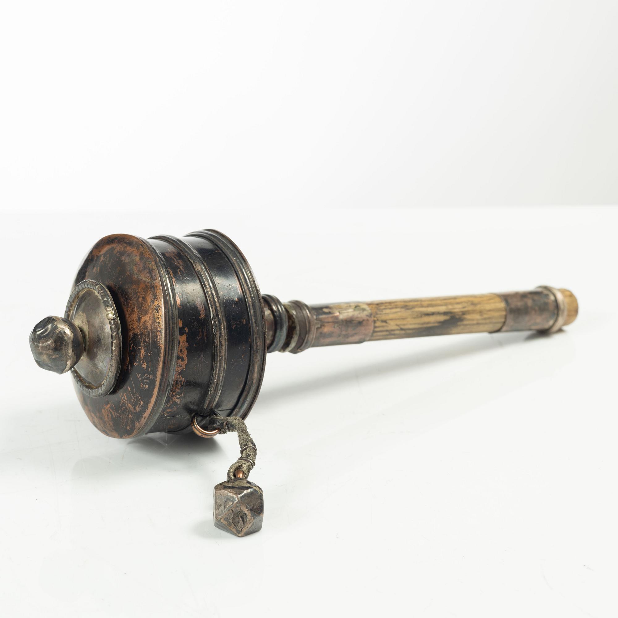 Figuriner, två stycken, samt nagelskydd och bönesnurra, sen Qingdynasti/tidigt 1900-tal.