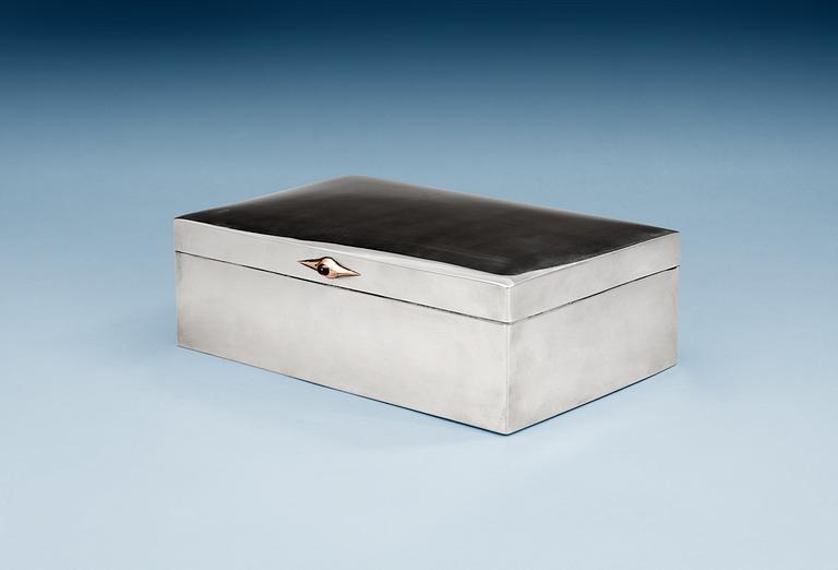 A C.G. Hallberg silver box, Stockholm 1904, with wooden lining.