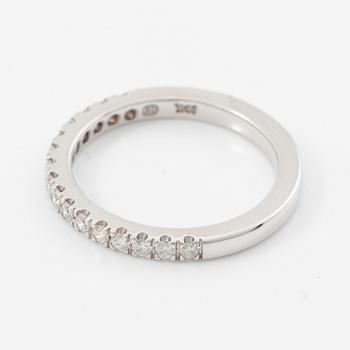 Alliance ring in 18K white gold set with brilliant-cut diamonds.