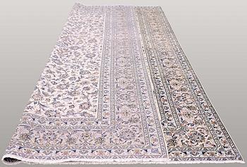 A carpet, Kashan, signed, ca 402 x 296 cm.