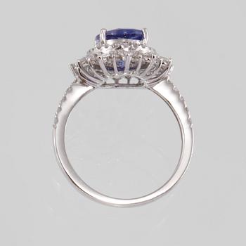 RING, 18K vitguld med ovalslipad tanzanit 2.12 ct samt briljantslipade diamanter 0.74 ct. Vikt 3,7 gram.