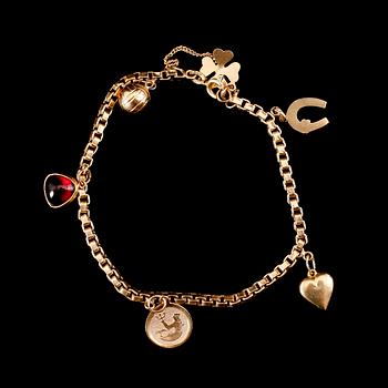 BERLOCKARMBAND, 18 k guld, med 6 berlocker. Total vikt ca 9 gram.