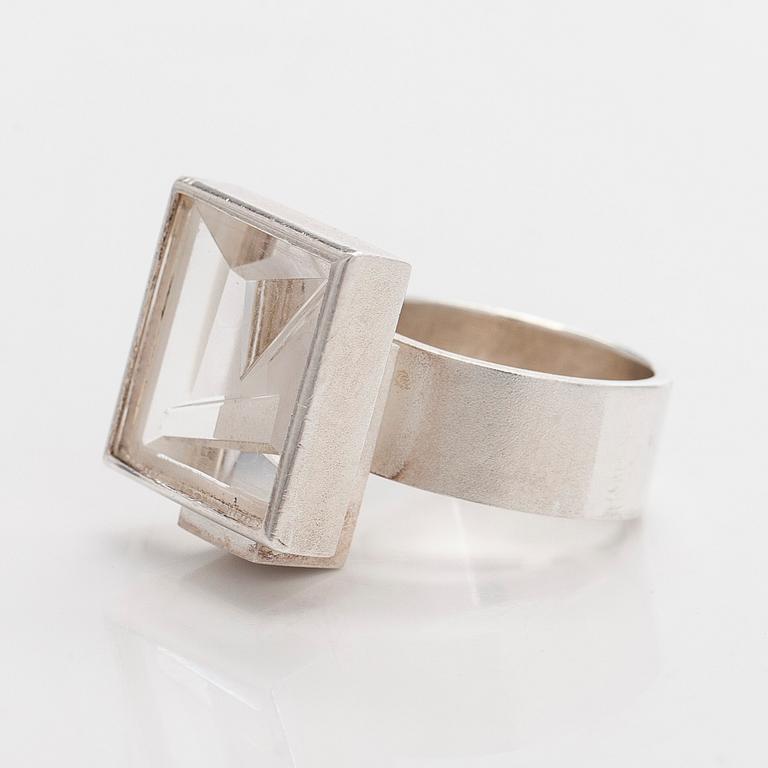 Björn Weckström, sormus, Contempo, viistehiottu vuorikristalli, hopeaa, Lapponia 2009.