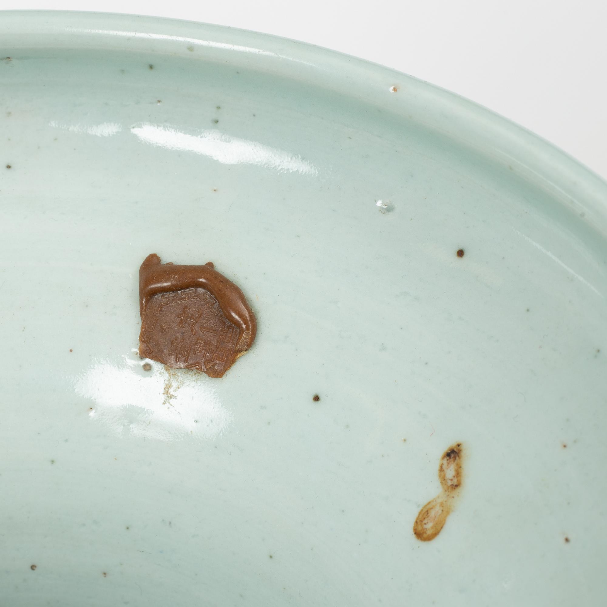 A porcelain vase, China, l19th century.