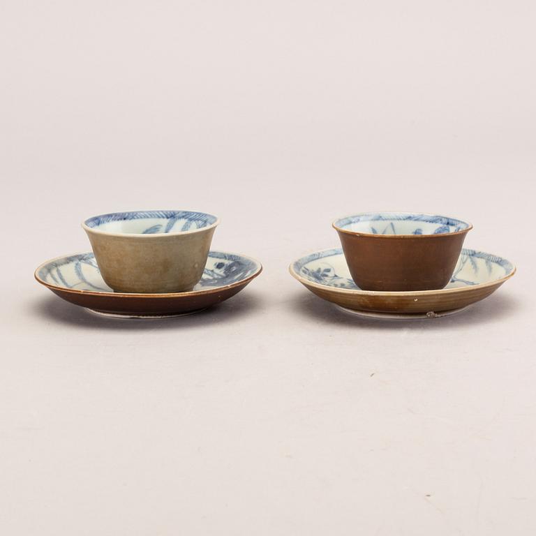 A set of two porcelain cups and saucers and two extra saucers, Qing dynasty, Kangxi (1662-1722).