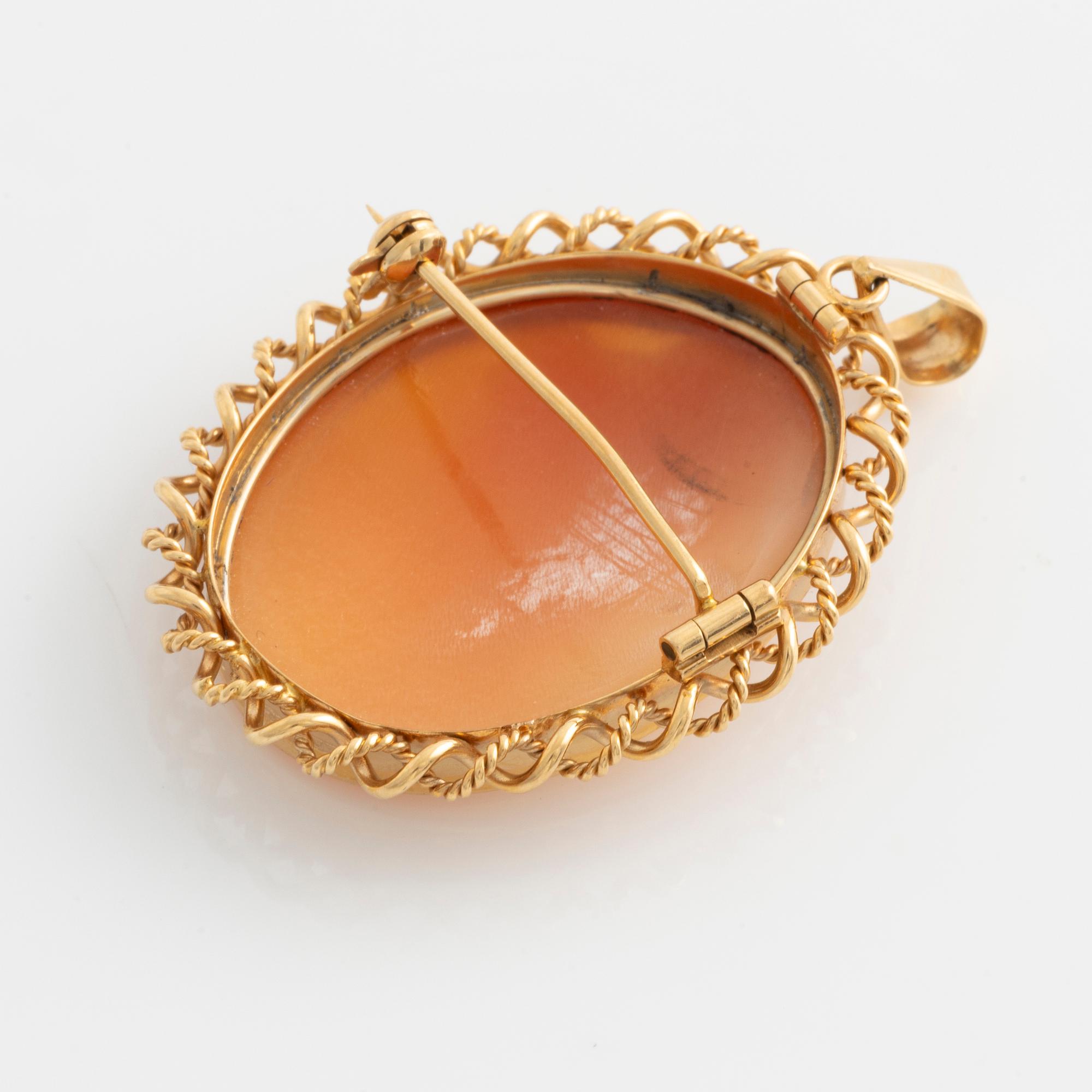 A demi-parure in 18K gold with sea shell cameos.