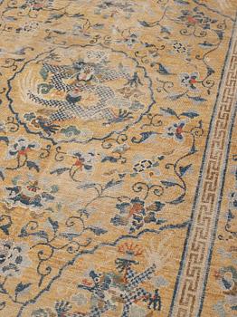 ANTIK SILKE KINESISK MATTA. 236 x 158 cm.