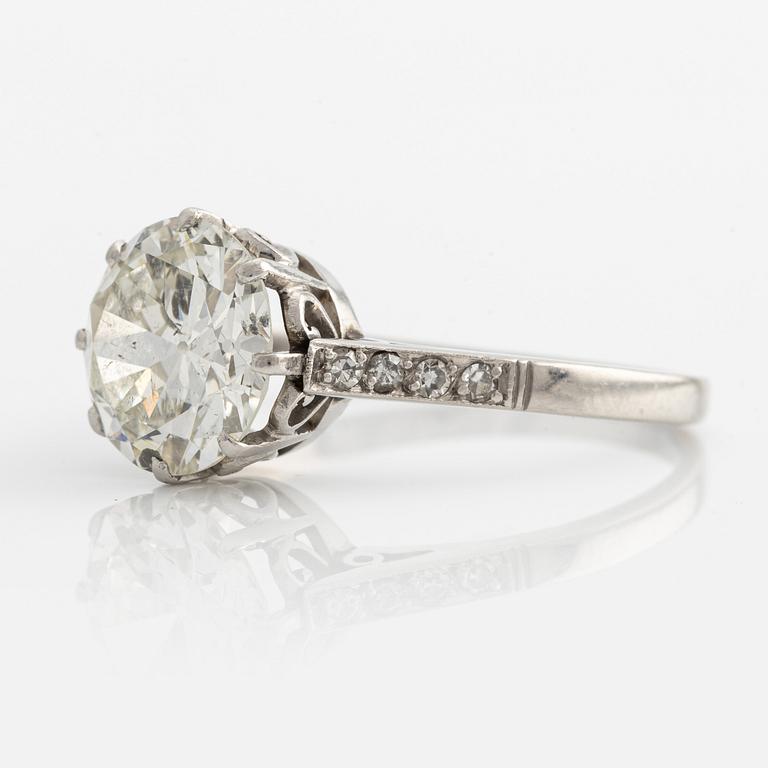 Ring in platinum with an old-cut diamond.