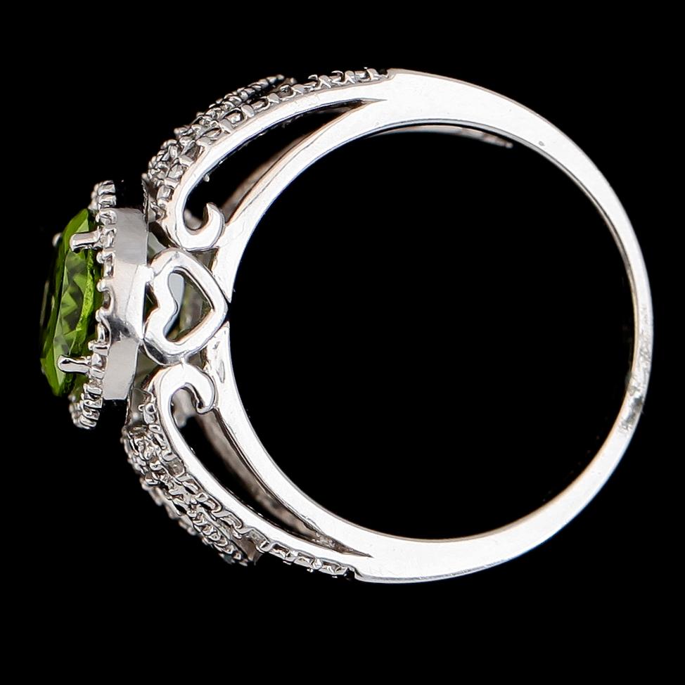 RING, 14K vitguld, briljantslipade diamanter tot ca 0.10 ct, peridot. Vikt ca 9 g.