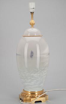 PÖYTÄVALAISIN, posliinia sekä kullattua messinkiä, Bing & Gröndahl, Tanska 1900-luvun alku.