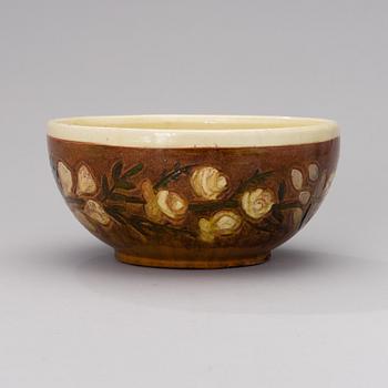 GERDA THESLEFF, A CERAMIC BOWL. Signed GT, Finland 1918.