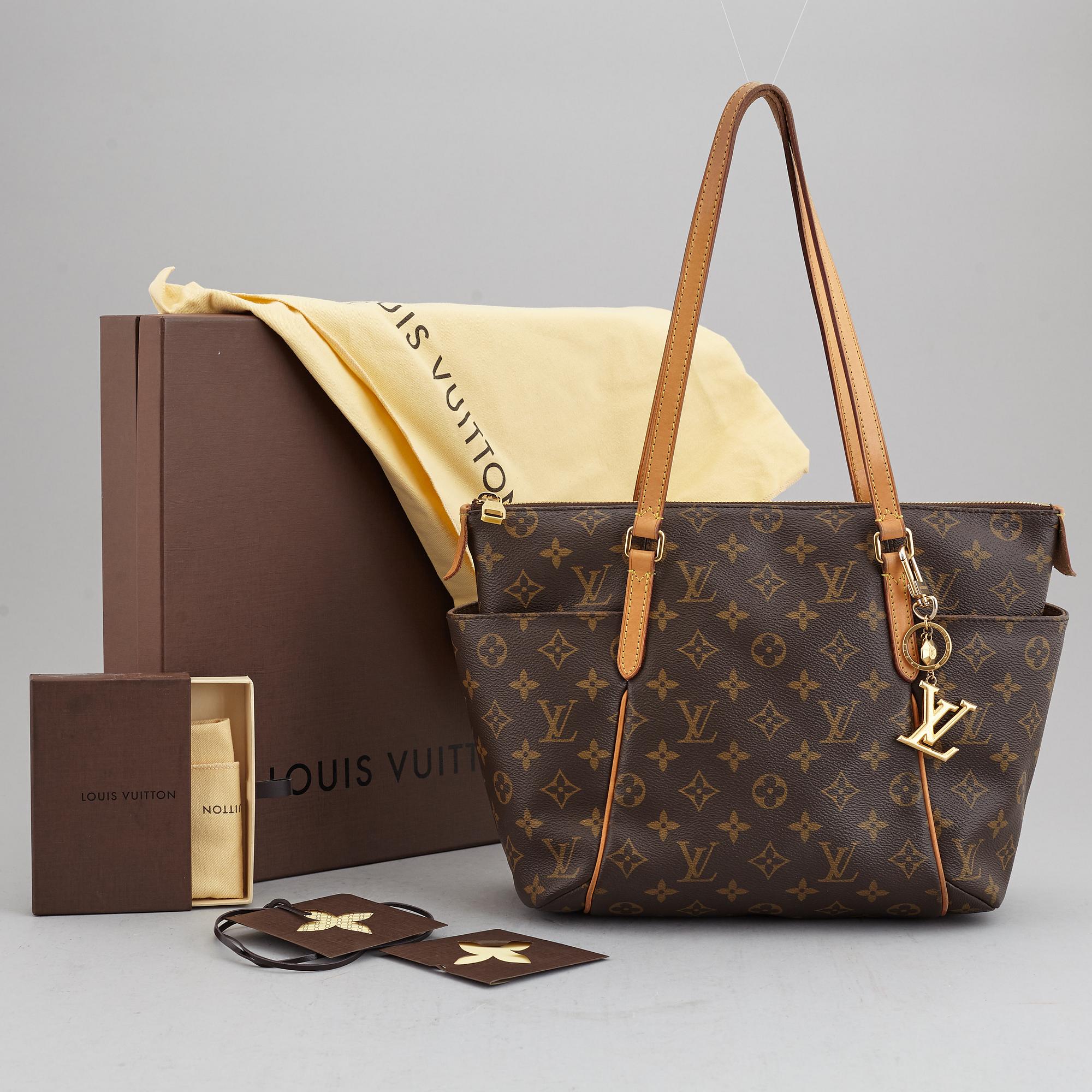 LOUIS VUITTON, a 'Totally PM' monogram canvas bag with bagcharm.