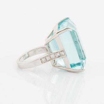 An 18K white gold ring set with a step-cut aquamarine.